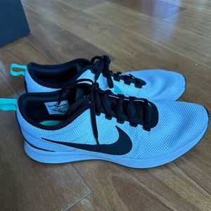 Nike dual tone racer men’s 9.5 white and black with teal accents